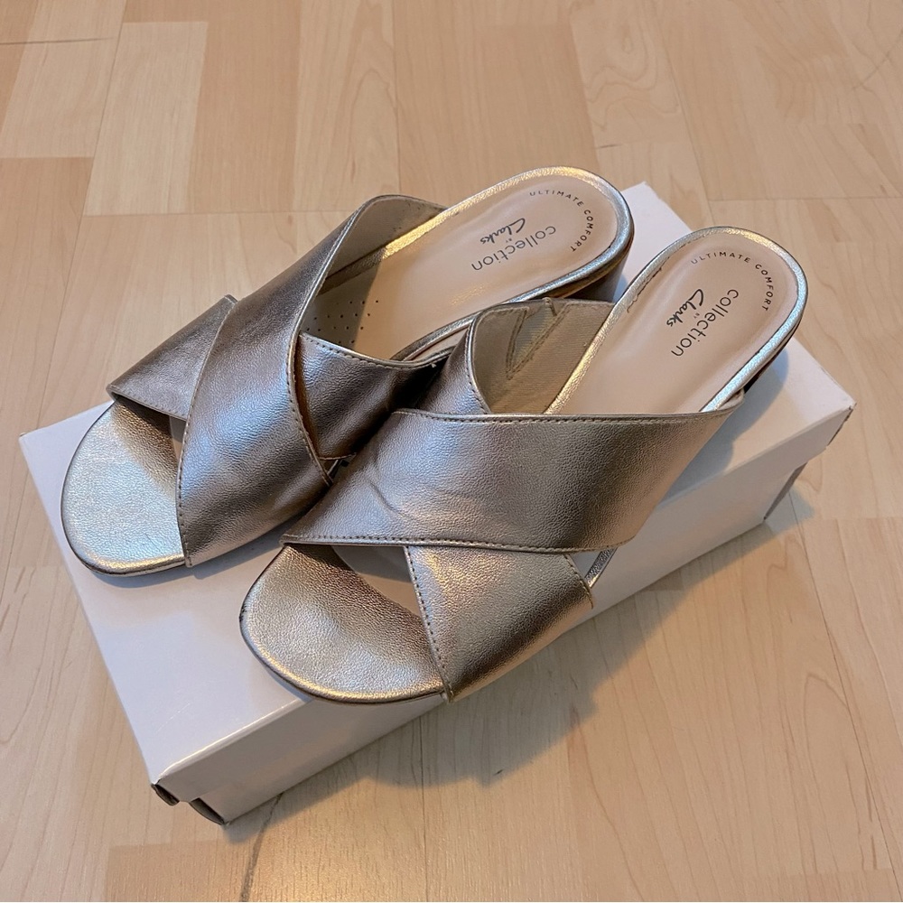 CLARKS CAROLEIGH ERIN SANDAL- Metallic